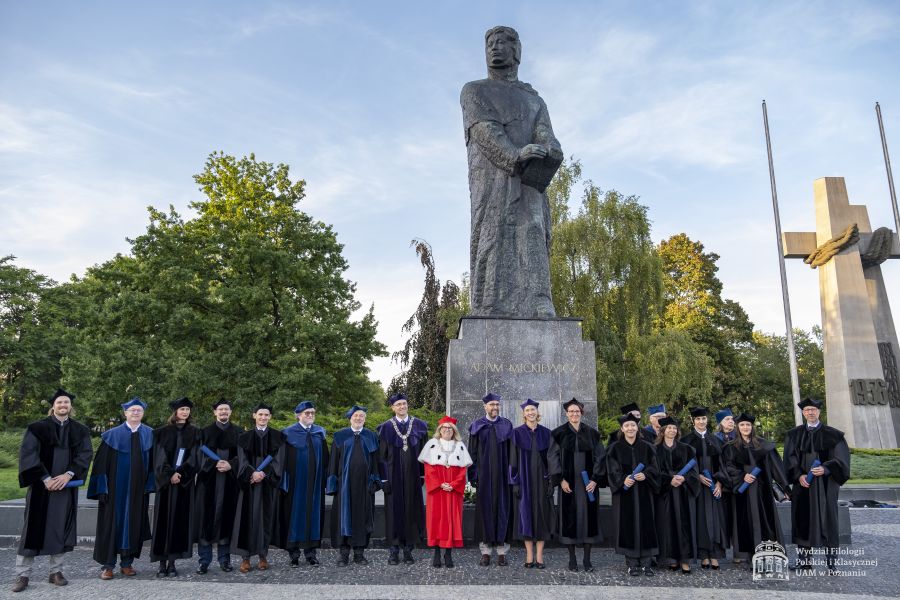 Wspólne zdjęcie Dziekanów, Rektor UAM, doktorów i ich promotorów pod pomnikiem Adama Mickiewicza.
