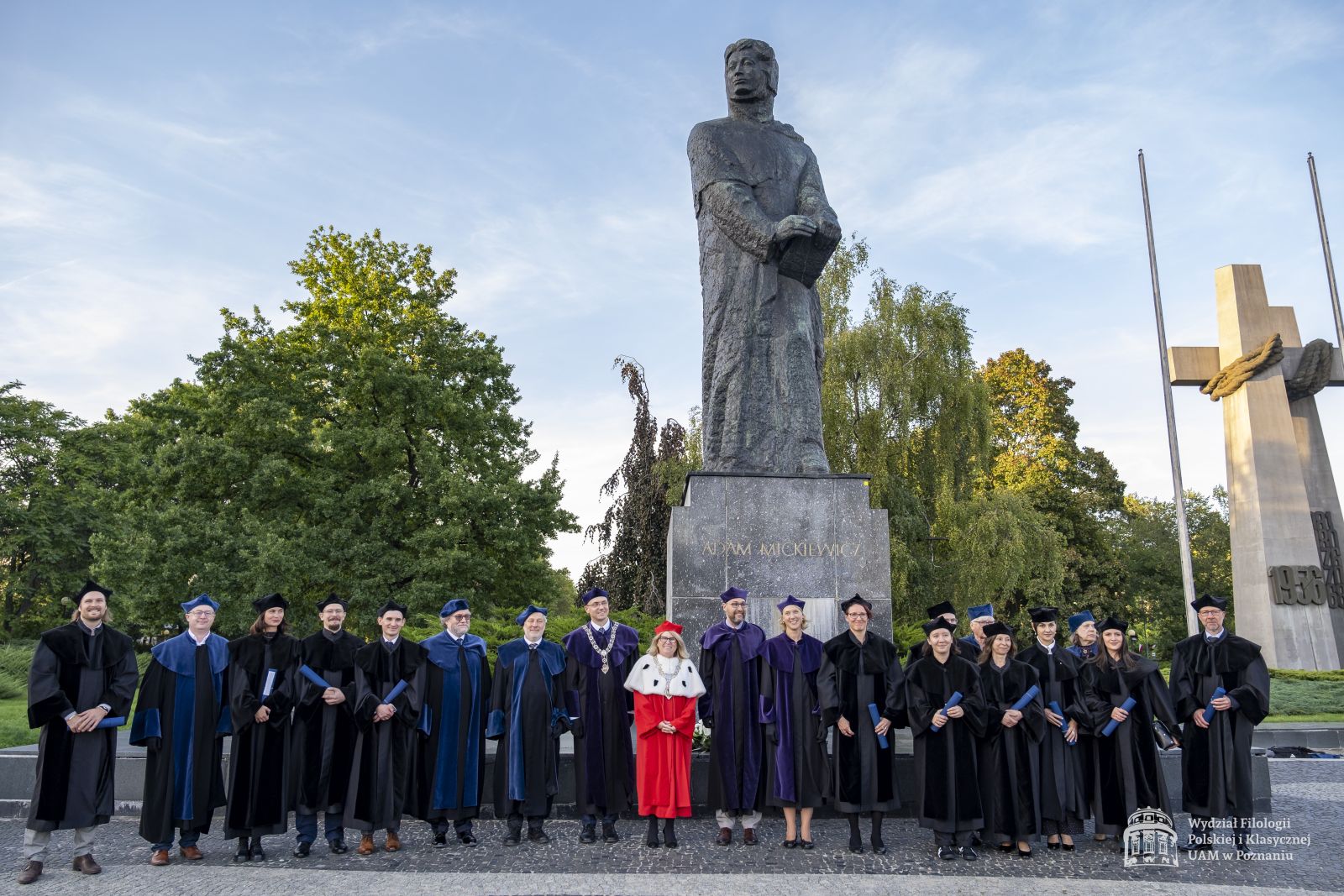 Wspólne zdjęcie Dziekanów, Rektor UAM, doktorów i ich promotorów pod pomnikiem Adama Mickiewicza.